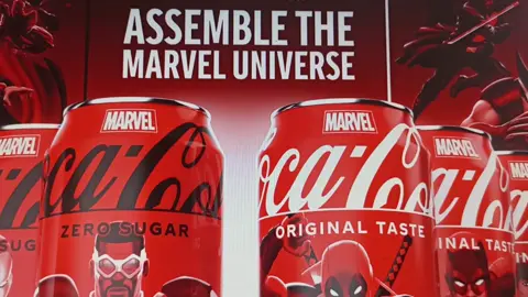 buscando las Latas de Coca Cola x Marvel 