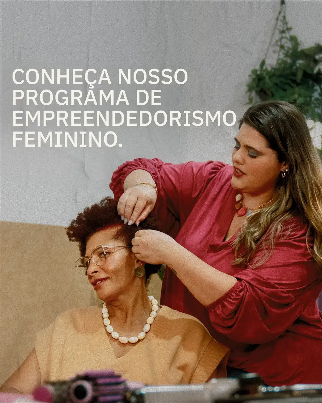 Nosso propósito é criar oportunidades para que a beleza possa transformar vidas. Com o Empreendedoras da Beleza, ajudamos a transformar a realidade de milhares de mulheres que estão em busca de capacitação profissional. Vem cá conhecer nosso programa de impacto social e empoderamento feminino. #UmaBelezaDeFuturo #EmpreendedorasDaBeleza #PraGeralVer: Na tela 1, uma imagem de uma cabeleireira penteando o cabelo da sua cliente em frente ao espelho com o texto: “Conheça nosso programa de empreendedorismo feminino.”. Na tela seguinte, uma mulher sendo fotografada pelo celular com destaque em sua make com o texto: “Empreendedoras da beleza. Um projeto do Instituto Grupo Boticário no qual ajudamos mulheres empreendedoras a se encontrarem no mercado de trabalho e se profissionalizarem na área da beleza. Conheça nossos cursos online e gratuitos.”. Na tela 3, uma imagem de uma mulher maquiando sua cliente com o texto: “Maquiagem”. Na parte debaixo, a imagem da cliente sentada de olhos fechados mostrando a make com o texto: “Maquiagem Avançada”. Na tela 4, imagem de uma manicure fazendo a unha e o texto: “Unhas: Manicure e Pedicure”. Na imagem abaixo, a imagem da mão da cliente com as unhas prontas e o texto: “Alongamento de Unhas”. Na tela 5, imagem de uma cabeleireira escovando o cabelo da sua cliente e o texto: “Penteado”. Abaixo, a cabeleireira está tirando foto com o seu celular de um produto para cabelo da Eudora com o texto: “Vendas”. Na tela 6, uma mulher negra de cabelos curtos, cacheados e ruivos olhando para a câmera sorrindo, com o texto: “Desenvolvimento Pessoal”. Na imagem abaixo, uma outra mulher, negra de cabelos crespo, ela está sorrindo para a câmera e, na imagem, o texto: “Empreendedorismo”. Na tela 7, uma mulher de cabelos cacheados longos com mechas loiras gravando vídeo pelo celular, na imagem o texto: “Novo Curso. Criação de Conteúdo. Parceria com o Instituto Kondzilla e a Gue Oliveira”. Na imagem abaixo, cinco mulheres sorrindo e felizes na rua com o texto: “Novo Curso. Resgate o seu Orgulho. Empoderamento Feminino. Parceria com a Vult e o Instituto Maria da Penha”. Na imagem 8, uma mulher negra de cabelos crespos, usando óculos, está sorrindo, e o texto: “Acesse o site por meio do link na bio e saiba mais sobre nossos projetos.”.