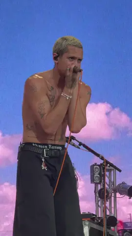 Dominic Fike preforming misses live!! (via brax.otr on instagram!) #dominicfike #dominicfikeconcert #dominicfikelive 