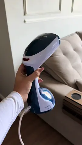 E aí vizinhas, vale a pena? Pra nós, valeu super a pena! ✅ No começo eu passava todas as roupas que saía da máquina, mas é algo impossível de manter, nem sendo dona de casa em tempo integral tem como ficar passando todas as roupas né?  Comprei o ferro a vapor pra justamente passar aquelas roupas que iremos usar no dia mesmo e se estiver muito amassada, passamos ela e o ferro a vapor é super prático pra ajudar nessas roupas. Lembrando que o ferro a vapor só funciona em roupas leves, tecidos finos, em calça jeans e tecidos mais grossos, não funciona!!!  Mas pra nós, valeu muito a pena e estamos usando muito ✅. . #ferroavapor #dica #donadecasa #gravatai #dicas 