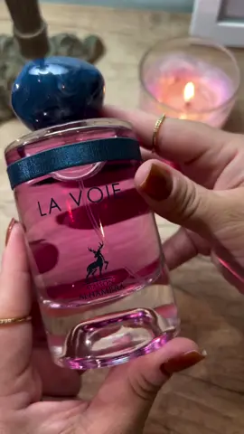 La Voie, de Maison Alhambra, é um perfume floral feminino para mulheres sofisticadas e que desejam deixar uma impressão marcante. Com notas de Flor de Laranjeira e Bergamota nas notas de topo, seguidas por Tuberosa e Jasmim Indiano no coração, e uma base de Baunilha de Madagascar, Almíscar Branco e Cedro de Virgínia. Essa fragrância é uma sinfonia de elegância, combinando frescor, sensualidade e calor em uma harmonia irresistível. La Voie é mais do que apenas um perfume; é um acessório olfativo para mulheres que buscam destacar-se com elegância e presença. Essa fragrância é uma celebração da feminilidade moderna, uma ode à beleza e ao poder feminino que não passa despercebido. Com La Voie, cada mulher pode marcar sua presença de forma inesquecível. #perfumearabe  #perfumesfemeninos  #maisonalhambra 