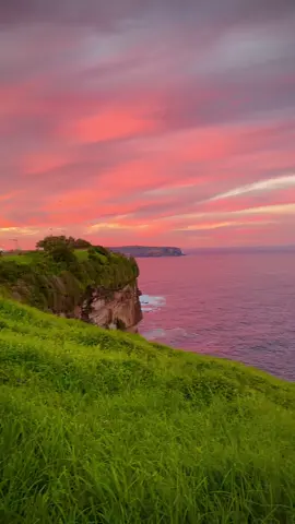 Sydney's skies are blushing 😊 The famous Warrane (@Sydney) coastline never gets old - especially when topped with a vibrant sunset like this 💗 Top tip: Join the locals on the #Bondi to #Coogee coastal walk for jaw-dropping ocean views, keeping your eyes peeled for whales passing by.  🎥: @Elisa Eves 📍: Warrane (#Sydney), @New South Wales #SeeAustralia #ComeAndSayGday #FeelNSW #FeelNewSydney  ID: A grassy green headland with a white lighthouse on its point overlooking the ocean, which is reflecting shades of pink and orange beneath a vibrant sunset.