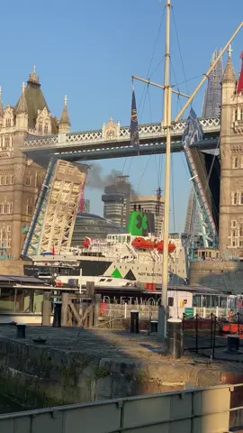 It's incredible to witness the grand ship St Helena passing through Tower Bridge at 6:15am! ☀️ Now docked beside HMS Belfast, this impressive sight is a true highlight of London's riverside. 🛳️✨  #londonmoments #london #londoncity #londontown #london4all #londonvibes #londonbylondoners #visitlondon #iconiclondon #londonlife #sthelena #towerbridge #hmsbelfast