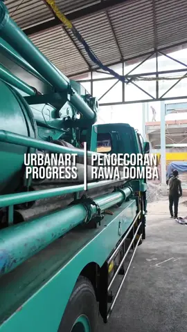 Tahap pembangunan hunian di Rawa Domba telah mencapai pengecoran plat lantai 2! Ini adalah kemajuan signifikan yang membawa kita lebih dekat ke hunian impian.  Tim Urban Art Indonesia selalu ada untuk memastikan setiap langkah proses ini berjalan dengan lancar dan sesuai standar. Dari awal hingga akhir pengecoran, pengawasan dilakukan untuk menjaga kualitas konstruksi yang optimal. Kami berkomitmen untuk memberikan hasil terbaik, karena kepuasan klien adalah prioritas utama kami. Terus ikuti perkembangan selanjutnya hanya di @urbanartind The residential construction stage in Rawa Domba has reached the casting of the 2nd floor plate! This is significant progress that brings us closer to our dream home. The Urban Art Indonesia team is always there to ensure every step of this process runs smoothly and according to standards. From start to finish of casting, supervision is carried out to maintain optimal construction quality. We are committed to providing the best results, because client satisfaction is our main priority. Stay tuned for further developments only at @urbanartind #UrbanArtIndonesia #PembangunanRumah #ProgressRumah #RumahMewah #ArsitekViral 