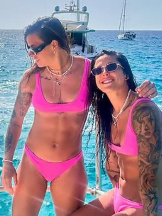 Jenni Hermoso y Misa reciben comentarios lesbófobos por una foto de sus vacaciones #noticiastiktok #noticias #news