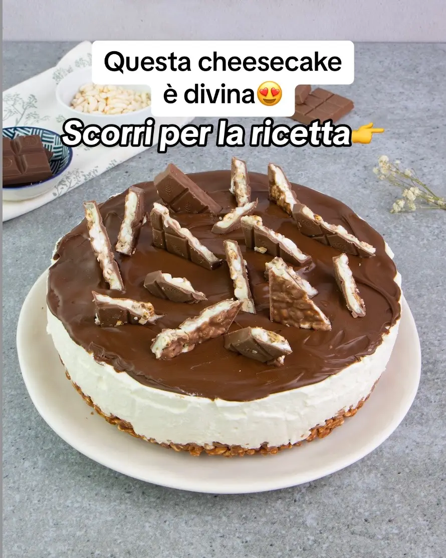 FRESCA E SUPER GOLOSA!😍

👉INGREDIENTI
Per la base:
125g di riso soffiato
200g di cioccolato fuso
 
Per la crema:
400ml di panna da montare
500g di mascarpone
200g di latte condensato
 
Per la parte alta:
120g di cioccolato fuso
Barrette di cereali
 
👉PREPARAZIONE
1. In una ciotola mescola bene il riso soffiato con il cioccolato fuso fino a ottenere un composto compatto.
2. Distribuisci il composto di riso sul fondo dello stampo. Metti in frigo per 15 minuti.
3. In un’altra ciotola mescola il mascarpone con il latte condensato usando la frusta elettrica. Quando il composto diventa liscio, aggiungi la panna montata e amalgama bene.
4. Versa la crema nello stampo con il riso soffiato e lascia in frigo per 4 ore.
5. Spalma il cioccolato fuso sulla cheesecake e decorala con le barrette ai cereali.

#cookist #cheesecake #risosoffiato #cioccolato #cheesecakealcioccolato 