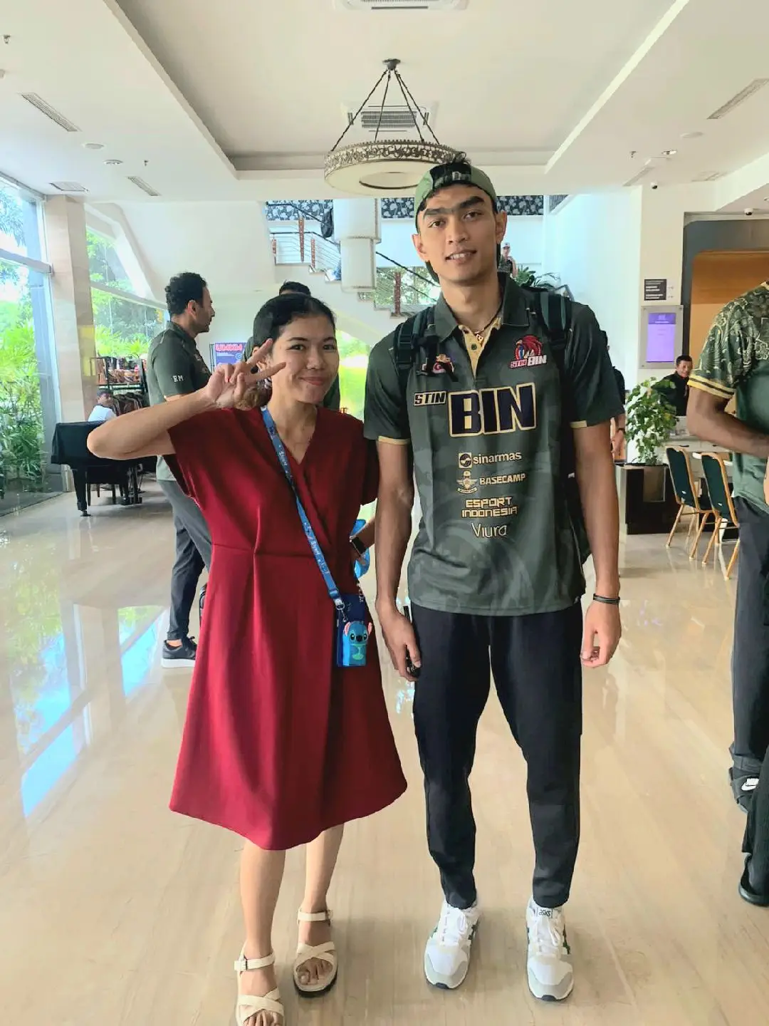 Bnr2 gk ad niatan mau fotbar mereka. Pas bgt plg gereja ada urusan di mercure trus tiba2 pelatih stin bin msuk lobby jd fotbar dong🤣akhirny sepakat sm teman nunggu aja di lobby siapa tau ketemu mereka dan beneran ketemu🤩 ini mereka keluar rame2 krna udah otw bandara mau pulang. Pengen foto sama semua tapi gak keburu. Btw slide 13-17 pas event kapolri cup ya bukan pas proliga hehe. Semoga ada lagi event voli nasional yg diadakan di Pontianak. Amin🤍 @Alfin Daniel @bukanwilda #proliga2024 #fyp #volleyballplayer #alfindanielpratama #bhayangkarapresisi #doniharyono #wildafadillah #jakartabin #stinbinvolleyball #popsivopolwan #kapolricup #pemainvoli #rivannurmulki 