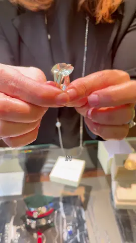 Anello Luminosity! Un iconic piece di Franco Pianegonda che sopravvive nel tempo grazie al suo design innovativo! Franco con la sua visione dei gioielli ha sempre portato un desing diverso, unico e riconoscibile! Il tutto ornat da pietre naturali dai colori magnifici! Ti aspettiamo nelle nostre boutique! #gioielli #jewels #francopandsons 