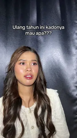 Pak besok teteh ulang tahun biasanya setiap ulangtahun pasti ada foto sama bapak megang kue dan bapak pasti sebelum difoto mandi dikeramas nyampe wangi bersih😭😭😭 sekarang bapak udah gk ada tth kangen suasana kamar mandi kalo abis dipake bapak jadi anget dan wangi banget😭😭Maap pak bukan gak ikhlas tapi kalo lagi ada sesuatu pasti ngucap “COBA AJA ADA BAPA MUNGKIN GAK AKAN SEBERAT INI” 😭😭😭 pa kangen suara bapak panggil “tetehhhhhh” suara itu udah mulai ilanggg🥹 pa kangen banget tth🥹 kirain tth setelah teteh dewasa teteh gk butuh lagi sosok bapak ternyata salah besar, teteh udah segede ini sedewasa inipun tth masih butuh sosok bapak😭🫶 alfatiha buat bapak pardi bin encum semoga bapak yang tenang yah pak udah gk ngerasain sakit lagi kan??? #fyp #fypシ゚viral #fyppppppppppppppppppppppp #sartikamadonaviral #sartikamadonamakeup #viralvideo #ayahterhebat #bapak 