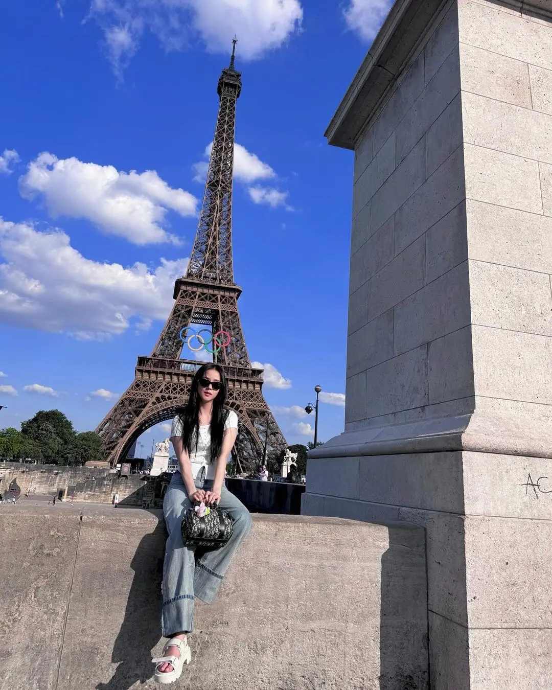 La Tour Eiffel de cet été ☁️#JISOO 