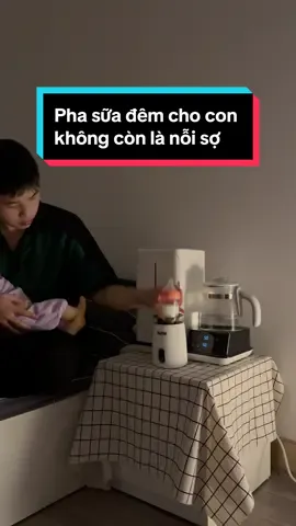 Pha sữa đêm cho con không còn là nỗi sợ 😂😂 #tiettrungbinhsua #luocbinhsua ##tiettrungbinhsua #reviewmaytiettrungbinhsua #binhsua #tiettrungsaykho #topgiakids #mebim #mebimchiasekinhnghiemchamcon #chamsoctresosinh #chamsocmebe 
