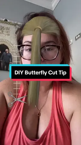 This works best on longer hair so that you can bring everything forward… it’s best to trim gradually 🫣 before you do a big chop on yourself & then need a corrective cut.  #ButterflyCut #CuttingMyOwnHair #DIYCut #ICutHair #ICanCutYourHair 