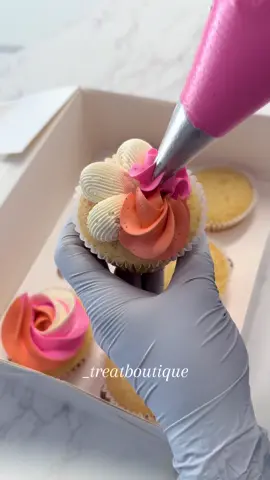 Pretty colour combo🩷🧡🤍 Nozzles: 172, 2D & 1M  Colours: orange & hot pink  Frosting: American buttercream  . . . . #treatboutique #cupcakereel #cupcakepiping #buttercreampiping #smoothbuttercream #howto #foryou #buttercreamfrosting #cupcakedecoratingvideo #cupcakedecorating #tutorials #satisfying #dessert #pintrest #buttercreampipingtutorial #fyp #explore #bakedgoods #trendingcakes #reeltrending #foodphotography #dessert #cupcakesofinstagram #buttercream #canberra #fypシ゚viral  #cupcaketrend #googong #canberramum #canberraeat 