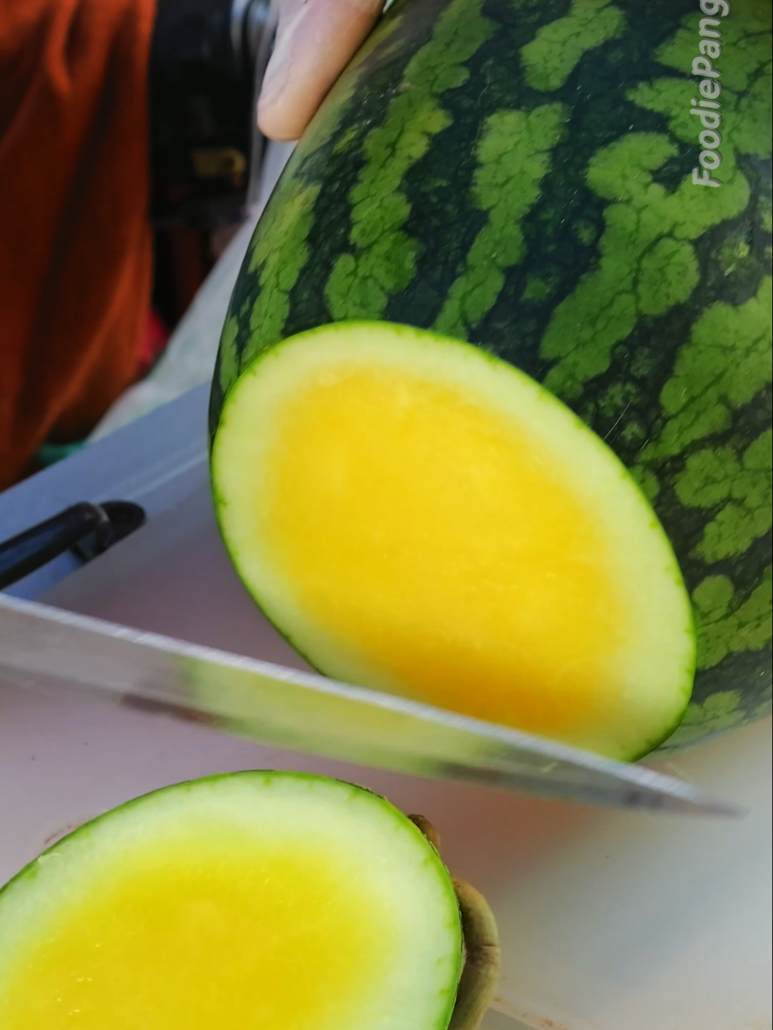 Amazing!! Cutting yellow watermelon at a street stall in Thailand #tiktokfood #fyp #watermelon #bangkok