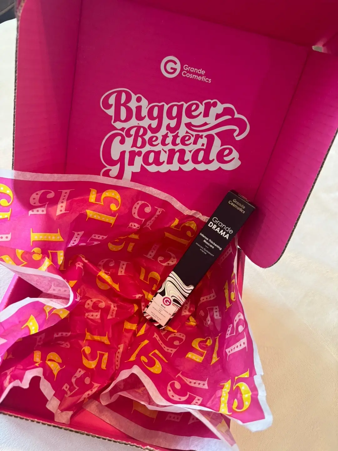 Okay love this mascara 🫶🏻 @Grande Cosmetics its a keeper !  #mascara #mascarareview #unboxing #grandecosmetics #makeup #beautycontentcreator #contentcreator #microinfluencer #makeupbag #grwm #makeupreview #ttshop #tiktokshop #grande #grandemascara #grandedrama 