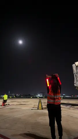 Parking a 757-200 under the moon ✈️