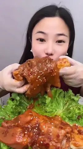 Anchorwoman eats big octopus feet#mukbang#eat#food#delicous#eating 