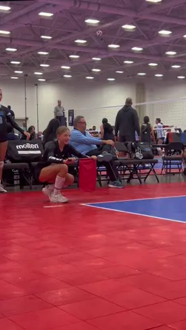 Probably the best line judge you’ll ever get 💁🏼‍♀️ #iowaimpact #iowaimpactvolleyball #usavolleyball #usav #gjnc #gjncnationals2024 #reffing #linejudge 