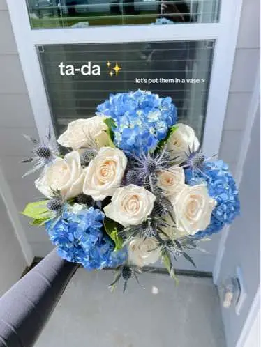 Would you try a different flower combo to go with the hydrangeas? I never played around with blue flowers, so it was a little bit of a challenge for me to pick out this combination, but for $21 I think they turned out beautiful!! #traderjoesflowers #traderjoes #flowers #roses #hydrangeas #floralarrangement #boquet #flowerarrangement #aesthetic #floralinspo 