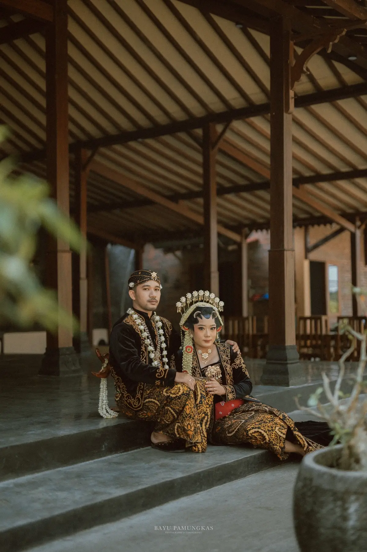 Dengan balutan baju adat jawa tengah dan berlatarkan Joglo yang megah. Membuat kesan foto prewedding semakin terasa menjiwai. #prewedding #fotoprewedding #preweddingjogja #pernikahan #jogjahits 