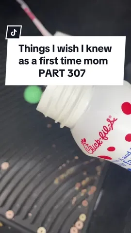Who knew a shower caddy could be a road trip essential for traveling with kids?! 😳 Hope this mom & dad hack helps keep your car clean on all of your trips this summer! #mom #momhack #roadtripessentials #travelhack #travelingwithkids 