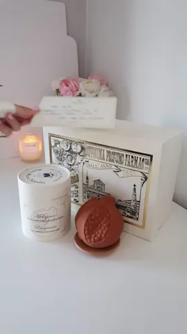 I’ll never get over this beautiful gift 🥹🤍 The Scented Terracotta Pomegranate By Officina Profumo Farmaceutica Santa Maria Novella 🤍 #santamarianovella #officinaprofumo #officinaprofumeriasantamaria #officinaprofumofarmaceutica #melograno #pomegranate #terracotta #scentedgifts #giftideas #luxurygift #unboxing #giftunboxing #unboxinggifts #fyp 