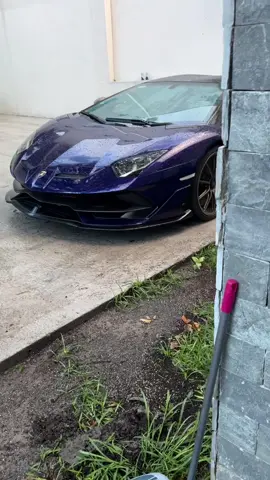 Se le metio el agua por las lluvias al Lamborghini Aventador SVJ 😭😭