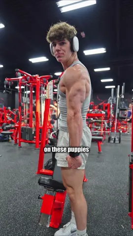 Crazy Tricep Machine! #gymvlog #triceps #tricep #gym 
