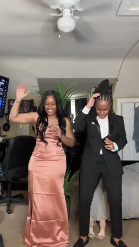 Shellie had to get out of them heels 😭🖤 #foryou #twins 