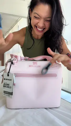 As marmitas atingiram um novo patamar nesse pré-niver 🥹 Vou aposentar a minha lancheira de abelhinhas que tanto me acompanhou nesses últimos anos, uma verdadeira casca de bala, e confesso que estou com dó de usar meu presente novo 👀 Essa lancheira nova é da @Stanley 1913 , @Stanley Brasil tem capacidade de 7L e armazena os alimentos por até 12h!!! Eu amei o tamanho, justamente porque faço praticamente todas as refeições fora de casa. As marmiteiras de plantão ficam como? 🐝 #stanley #aniversario #bday #marmitasaudavel #organização #rotina #Fitness