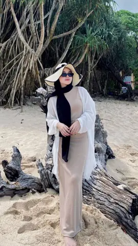 Outfit pantai🤍 Inner dress l1nk n0 502/ Topi l1nk n0 503/ Outer l1nk n0 504 #rekomendasioutfit #fyp 