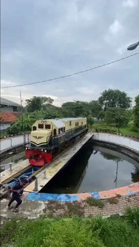 video asli dari:@mhmmd_fhr21 #meme #mutermuter #cc201vintage🔰 #railfansindonesia #viral 