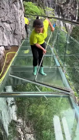 Clean the glass bridge #US #LearnOnTikTok #usa 