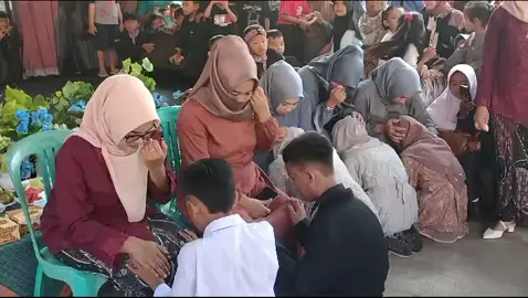 sungkeman kelas VI sama orang tua
