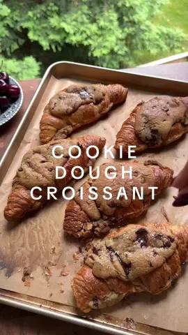 Finally made the viral cookie croissants 🥐 10/10 #baketok #baking #bakewithfreya #dessert #sweet #viralcroissant #cookiedough 
