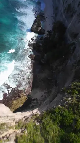 Diamond Beach in Nusa Penida is straight out of a postcard! 💌  Picture this: a white sandy beach, silky blue waters, and limestone cliffs that touch the sky 📍Diamond Beach, Nusa Penida, Bali 🎥: @tsvtvs  #WonderfulIndonesia #WonderfulJourney #BaliBeachDay #NusaPenidaDreams #VacationGoals 