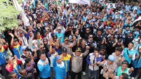 Ngariung iman Ngariung Aman bersama Aliansi Serikat Pekerja Buruh Kab. Serang di Lapangan. #kapolresserang #akbpcandrasasongko  #wakapolresserang #kabupatenserang #polresserang #poldabanten  #polripresisi #polisiindonesia #polisiindonesia🇮🇩 #polisimembantumasyarakat #ngariung #buruh #aliansiburuh #hidupburuh #serikatpekerja #hutbhayangkara78  #fyp #fypシ゚viral #fypage #polisifyp 