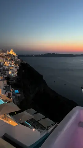 It doesn't feel real. #santorini #greece #sunset #hotel #travel 