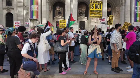 Another day Another Protest #nyc #anotherday #resistence #nypl #library #propalestine #proisrael #amisraelchai #fromtherivertotheseapalastinewillbefree #bringthemhomenow #idf 