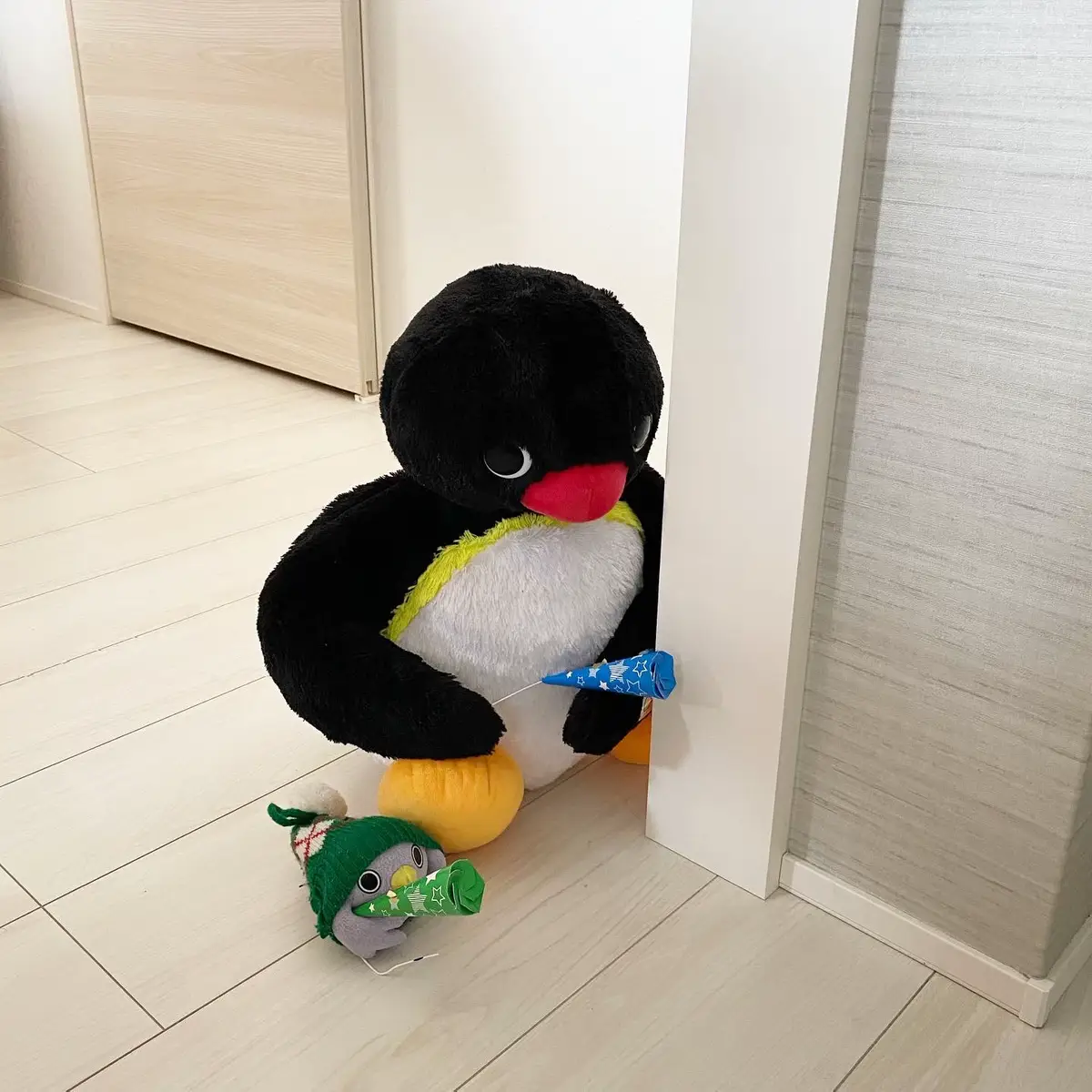 #ピングー #pingu #ぬい撮り #ペンギン #penguin #🐧 #クラッカー #partypopper #stuffedanimals #plushies #nootnoot #japan