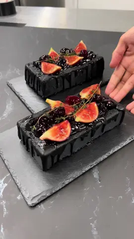 《日本一黒い贅沢チーズケーキ(Japan's darkest luxury cheesecake🧀)》 【店名(RestaurantName)】 Blvck Paris @blvckcake.jp 【場所(Place)】 基本的にはECや催事での販売！ Basically, they are sold on e-commerce sites and at events! 【メニュー(Menu)】 FRUITS CHEESE CAKE ¥4,860(税込) FRUITS CHEESE CAKE ¥4,860 (tax included) 【その他詳細(OtherInfomation)】 今日ご紹介するのは日本一黒いチーズケーキの「Blvck Paris」！ 黒さの正体は食用の竹炭！帝国ホテル出身のパティシエが監修したケーキは絶品！チーズケーキにはフロマージュブランを使っていてさっぱりしたお味！気になる方はオンラインで購入してみて！おすすめ！ Today we will introduce 