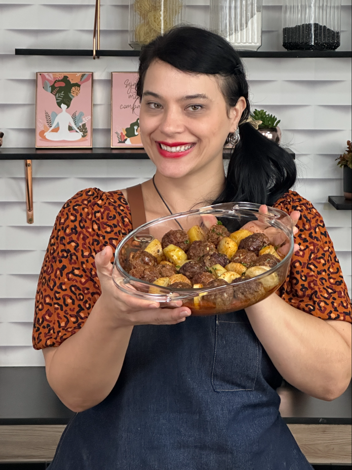 As melhores Almôndegas com Batatas que já fiz! Suculento e delicioso INGREDIENTES: - 500g de carne moída - 1 cebola picada - 2 dentes de alho picado - cheiro verde á gosto - Temperos: sal, pimenta do reino, páprica doce e páprica defumada, chimichurri a gosto. - 2 col.sopa de farinha de rosca (ou até dar liga) - 5 batatas inglesas pequenas {molho} - 1 col.sopa de manteiga - 2 col.sopa de extrato de tomate - água - Temperos: sal, pimenta do reino, orégano a gosto. MODO DE FAZER: Em uma tigela, coloque a carne moída, a cebola, o alho, os temperos, o cheiro verde e a farinha de rosca, aos poucos, até dar liga. Faça bolinhas com a carne temperada, coloque em um refratário e adicione as batatas. Em uma panela, coloque a manteiga e deixe derreter, adicione o extrato de tomate e a água, acrescente os temperos e misture. Despeje o molho no refratário e leve ao forno a 180º por 40 minutos ou até que a carne esteja no ponto desejado e as batatas macias. Sirva! #foodmakers #culinaria #gastronomia #receitas #foodtiktok #almôndegas #batata #molho