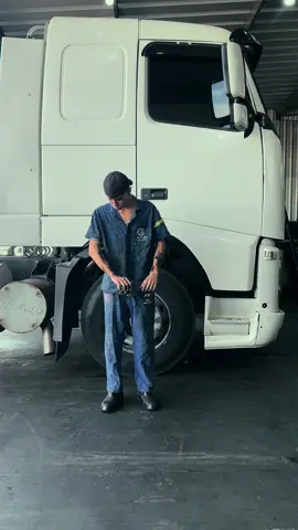 Uniforme novo, vida nova! ✅🧑‍🔧🚛📊 . . . . #volvotrucks #volvocaminhão #oficina #dieseltruck #viraltiktok #fyp #mecanico #camioneiro 