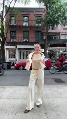 Coastal grandma in the city?🤍 #charlotteyork #satc #satcsummer #carriebradshaw 