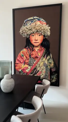 Dit geweldige tibetan meisje hebben we mogen afleveren bij een klant en hoe mooi hangt die hier . Het is een ware eye catcher aan de muur je shopt hem nu online in op onze webshop 👘💜🛍️🦋#plein5living #gewevendoek #kunst #tibetan #kleurrijkwonen #interieur #schilderij #japandi 