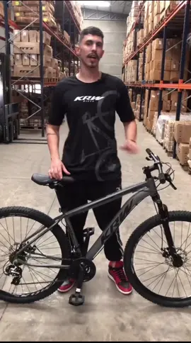 Bicicleta Aro 29 KRW Alumínio 24 Vel Freio a Disco R1 A bicicleta KRW R1 foi desenvolvida para quem quer realizar um passeio e pegar trilhas leves. Com seu quadro em alumínio 6061, fornece segurança e leveza no seu pedal. Possuí também freio a disco, que oferece uma maior segurança. Possuí diversas cores que garante um estilo próprio para você. Quadro em alumínio 6061. . . Link na nossa BIO ou envie QUERO que mando o LINK . . #Dropp #bikedropp #bike #trilha #sport #bicicleta #KRW #aluminio #bikealuminio #bike28