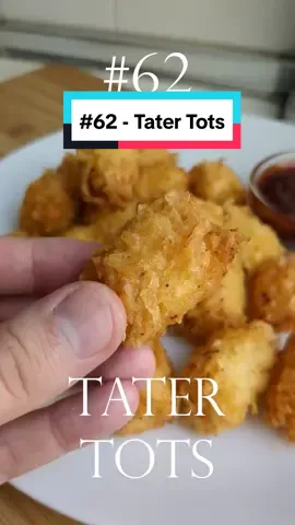 100 formas de hacer papas - #62 Tater Tots Seguimos con la serie de 100 recetas diferentes con papas. SÍ, 100 recetas Hoy, un acompañamiento clásico de las comidas norteamericanas: tater tots. Una forma de comer papas que mezcla la papa frita con el hash brown, los tater tots son estos bocaditos ultra crujientes y que son ideales como acompañamiento (en lugar de las típicas papas fritas) o como una muy buena entrada. Un plato muy común de los dinners estadounidenses pero mucho más popular en la sección congelados de cualquier supermercado para hacerlos en casa (de hecho, los pueden congelar en crudo y guardarlos). El éxito de esta receta, para mí, es que combina lo mejor de los dos mundos entre una tortita de papa y una papa frita!  PREPARACIÓN 1) Pelar y rallar (por la parte gruesa del rallador) 500 grs de papa (si es para fritura mejor, pero funciona con cualquier variedad). Llevar a una olla con agua a punto de hervir y pre cocinarla por 5 minutos, no más y sin que el agua rompa hervor. Colar y llevar a un bol. 2) Dejar enfríar (si están apurados pueden pasarla directamente por agua fría para que enfríe rápido) y exprimir muuuuy bien quitándole todo el líquido sobrante (yo usé una malla, pueden usar un repasador, o las manos). Condimentar con sal, pimienta y ajo en polvo y agregar dos o tres cucharadas de fécula de maíz hasta que la mezcla tome forma homogénea. 3) Formar bolitas tamaño bocado, llevar a una placa y mandar al freezer o congelador hasta que estén bien congeladas (fundamental para que no se desarmen luego) 4) Para la barbacoa: 2 tazas de ketchup, 3 cdas grandes de azúcar mascabo, un chorro de vinagre, salsa inglesa y agua, 2 cditas de miel, y ajo en polvo. Cocinar a fuego bajo hasta que reduzca. 5) Para cocinar los tater tots, llevarlos directo del freezer al aceite bien caliente (que burbujee bien, 180º). Cocinar 3 minutos hasta que tomen color, retirar, escurrir, servir y disfrutar! #asmrfood #100formasdehacerpapas #fyp #FoodLover #potatotiktok #papas #recetas #tatertots 