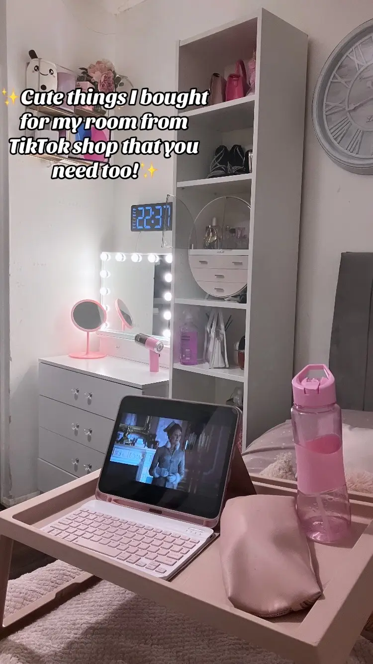 When i first got my #vanitymirror i screamed!!!😭😭 #pink #uk #bedroom #vanitymirror #grwm #girly #getreadywithme #TikTokShop #bedroom #niaimogen  