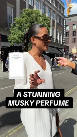 Stunning musky & woody perfume for women by @narcisorodriguezparfums #narcisorodriguez #forher #perfume #fragrance #streetinterview 
