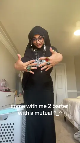 WITH @deliazilla!!!!!! GO BARTER WITJ YOUR ART FRIENDS😏 stay tuned 2 see me style the top i love it so much OMMGGG!!!!!!! #OOTD #bartering #bjork #meow 